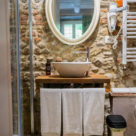 Inside The 4* Λούκα